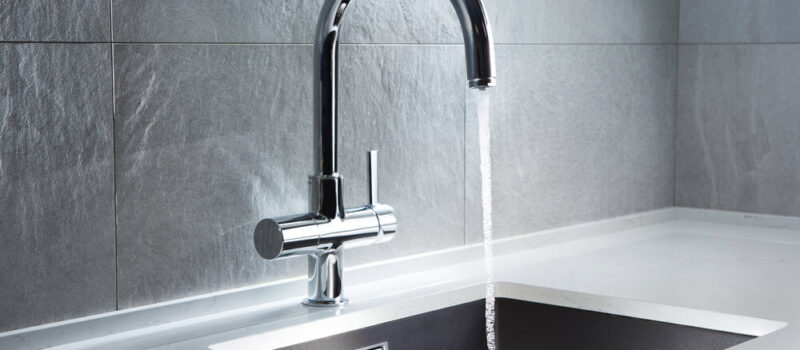 hvorfor-boer-du-vaelge-rustfri-staalarmatur-til-badevaerelset-og-koekkenet