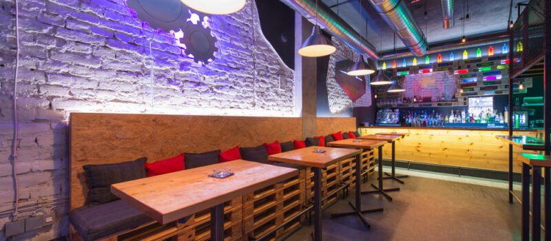 europaller-til-moebler-i-man-cave-skab-det-perfekte-maskuline-rum