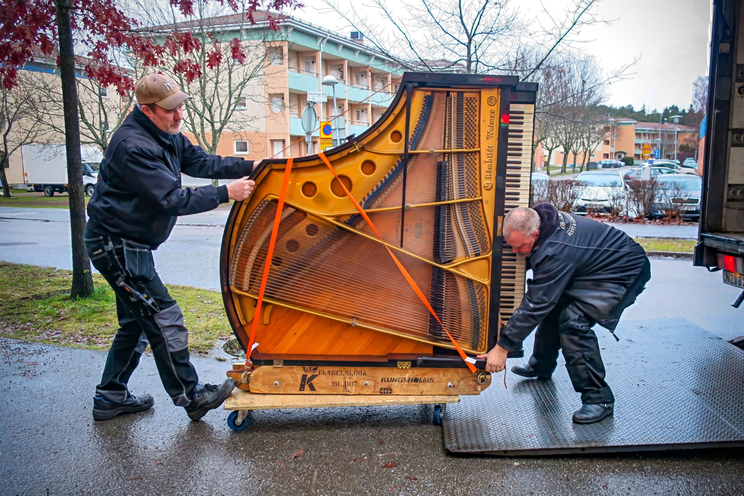 flytning-af-klaver-en-opgave-selv-den-staerkeste-mand-boer-taenke-sig-om